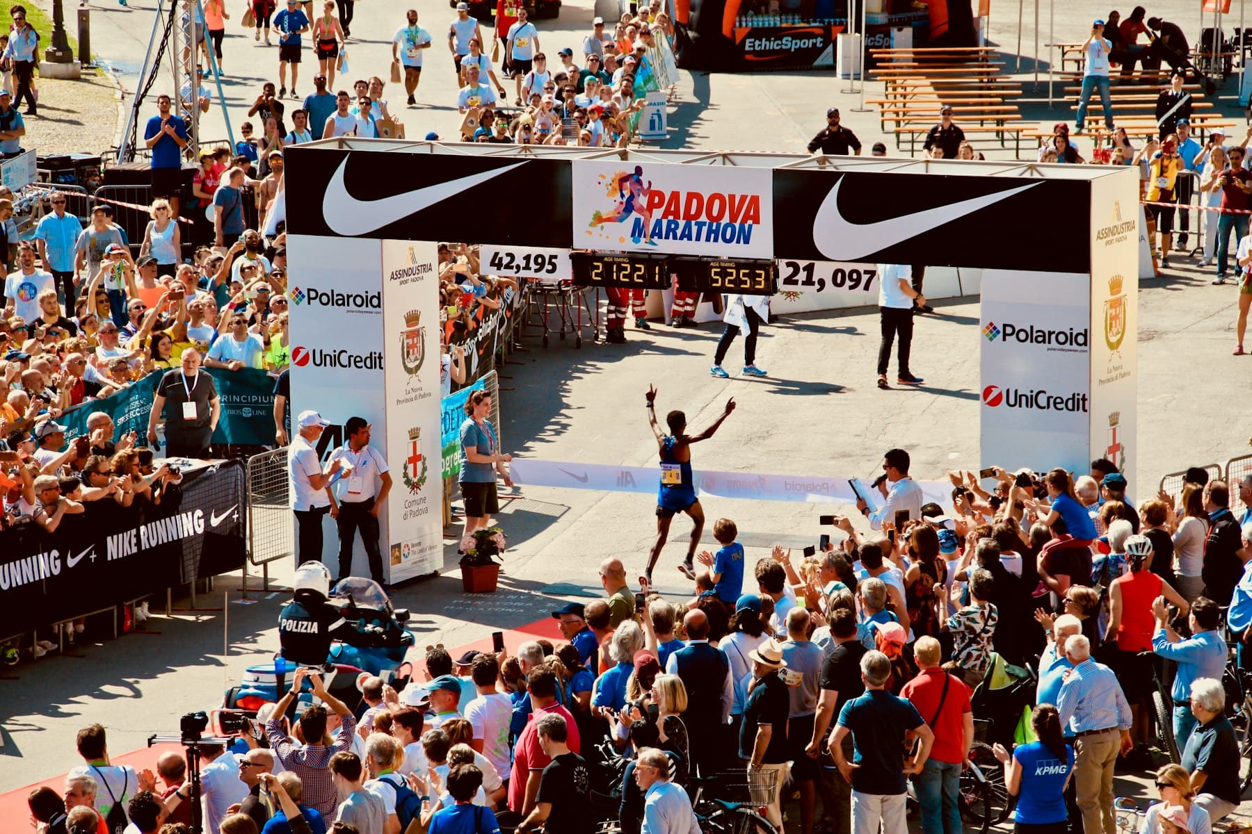 Kibice wzdłuż trasy maratonu